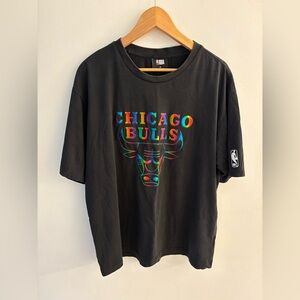 NBA Chicago Bulls Basketball Tshirt, Black with Iridescent Logo, Size XL Mens